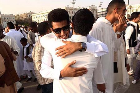 سندھ: گلے مل کر عید کی مبارک باد دینے پر پابندی کا فیصلہ