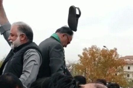 لیگی رہنماؤں کو دھکے، احسن اقبال کو جوتا پڑ گیا!