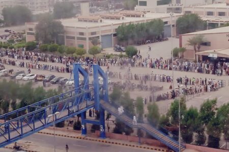 کراچی میں کرونا ویکسین کے لئے لمبی قطاریں