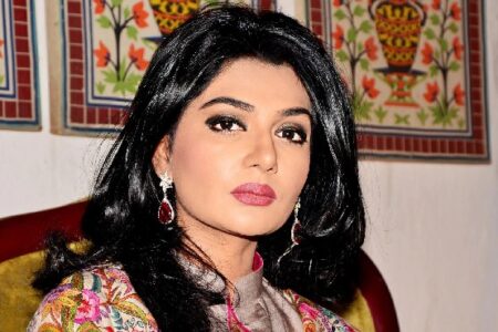 ٹرانس جینڈر بِل کی حمایت کرنے پر عفت عمر تنقید کی زد میں آگئیں