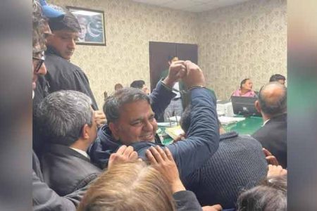 فواد چوہدری کا راہداری ریمانڈ، پولیس میڈیکل کے بعد لیکر اسلام آباد روانہ