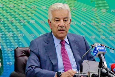 کشیدگی کم کرنی ہے تو عمران منہ بند رکھیں، خواجہ آصف