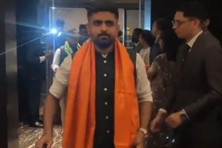 ورلڈکپ: پاکستان کرکٹ ٹیم کا بھارت پہنچنے پر شان دار استقبال