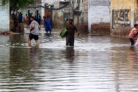 سکھر: بارش کا 77 سالہ ریکارڈ ٹوٹ گیا، نظام زندگی مفلوج