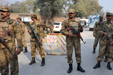 فوجی دستے ڈی چوک پہنچ گئے، شرپسندوں کو دیکھتے ہی گولی مارنے کا حکم